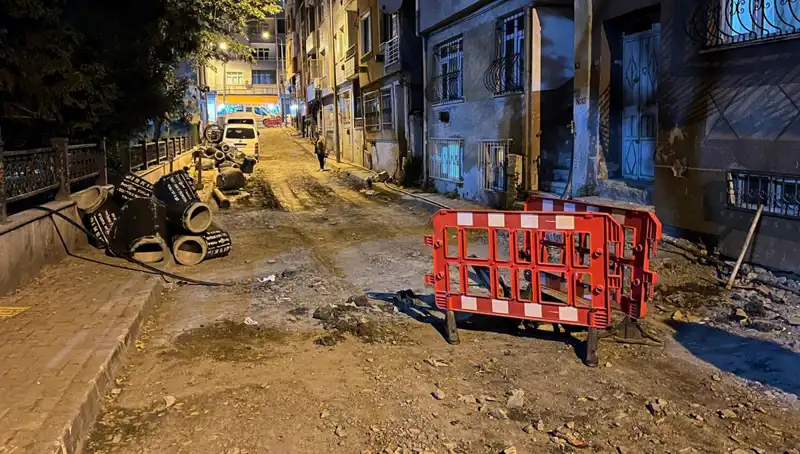 Bayrampaşa'da Altyapı Çalışmalarında Rögar Kapağı Patladı: Kazada Bir Araç Zarar Gördü