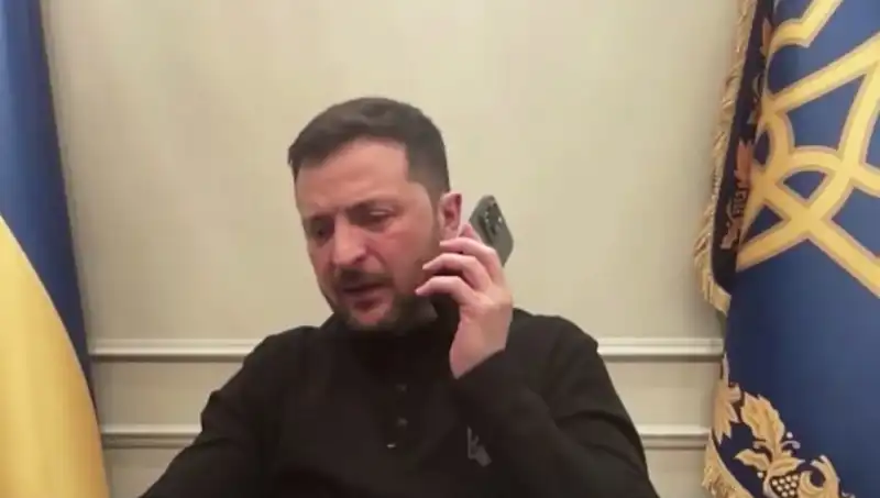 Zelenski'nin Basın Toplantısında Macron'un Telefonu: Sıcak Gelişmeler Gündemde