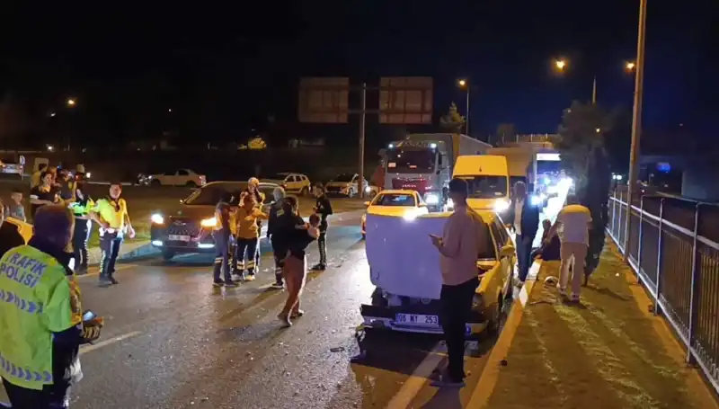 Otoyolda Kuralsız Geri Dönüş Yapan Araç Kaza Yaptı: İkisi Çocuk Dört Yaralı