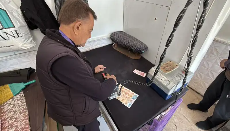 47 Yıllık Terzi Ahmet'ten Dikkat Çeken Uygulama: Paraları Ütülüyor