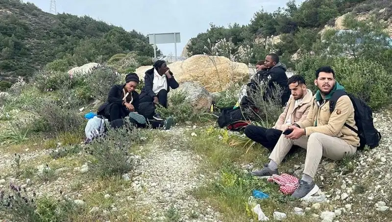 Türkiye’deki Düzensiz Göçmen Operasyonu: İki İlde 20 Kişi Yakalandı