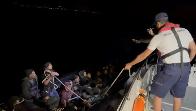 Çeşme'de Denizde Sürüklenen 42 Kaçak Göçmen Dramı: Kurtarma Operasyonu