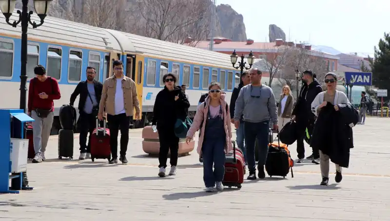 İranlı Turistler Nevruz Bayramı İçin Van'ı Tercih Ediyor!